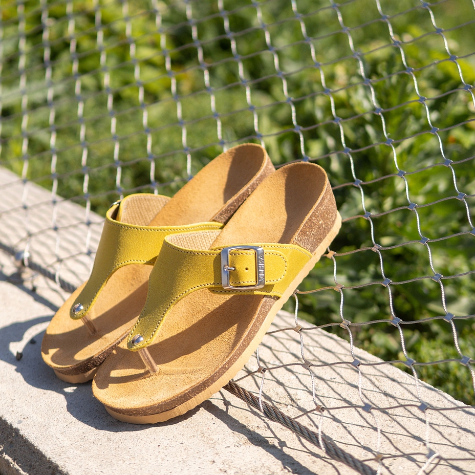 Leren teenslippers op kurkzool met sleehak Agata voor dames, geel