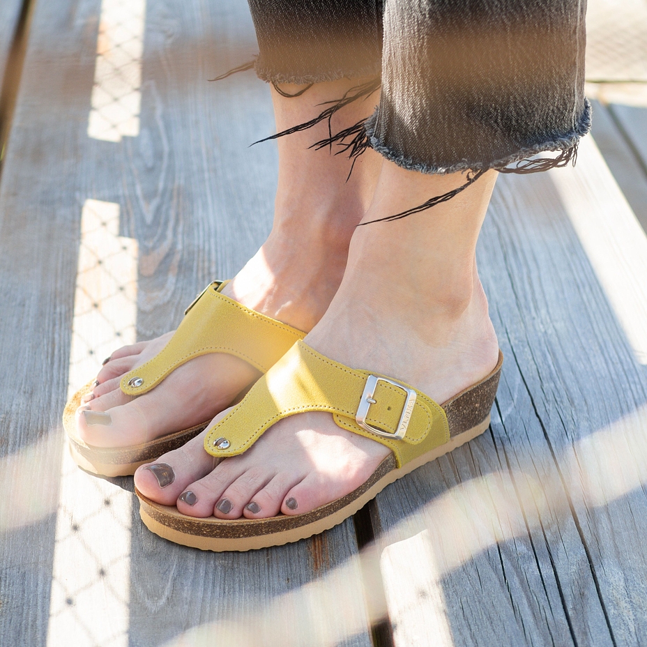 Leren teenslippers op kurkzool met sleehak Agata voor dames, geel